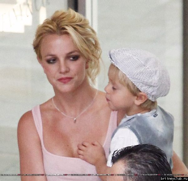 Бритни с детьми в Вудленд-Хиллз54.jpg(Бритни Спирс, Britney Spears)