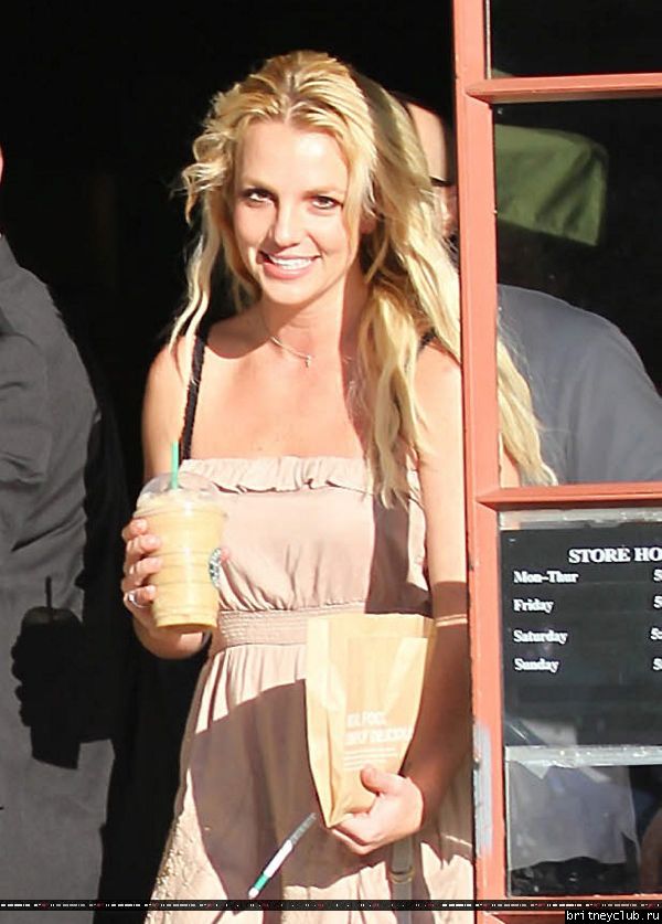 Бритни делает покупки в Беверли Хиллз01.jpg(Бритни Спирс, Britney Spears)