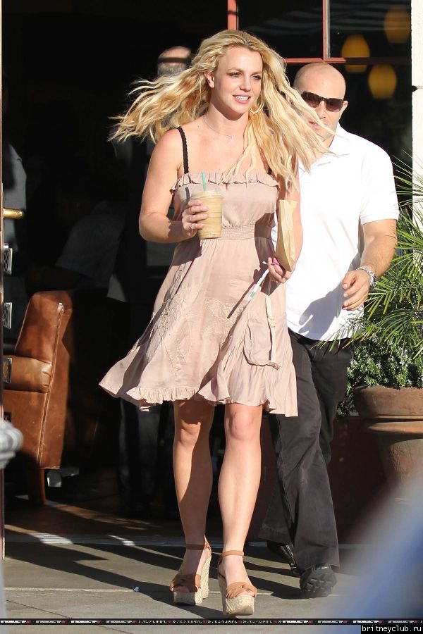 Бритни делает покупки в Беверли Хиллз11.jpg(Бритни Спирс, Britney Spears)