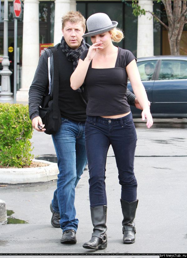 Бритни покидает кафе в Калабасасе17.jpg(Бритни Спирс, Britney Spears)