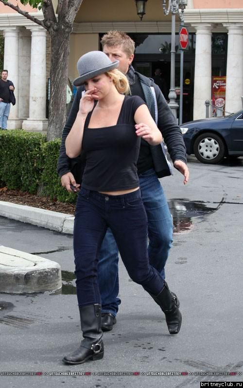 Бритни покидает кафе в Калабасасе21.jpg(Бритни Спирс, Britney Spears)