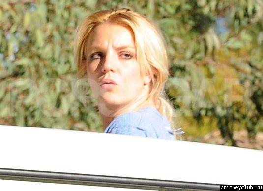 Бритни выглядывает из машины1.png(Бритни Спирс, Britney Spears)