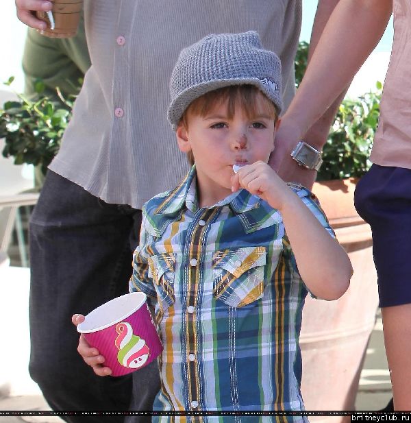 Бритни с сыном гуляет в Голливуде02.jpg(Бритни Спирс, Britney Spears)