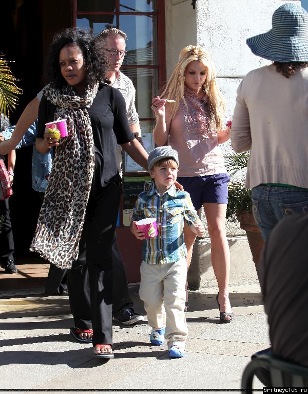 Бритни с сыном гуляет в Голливуде09.jpg(Бритни Спирс, Britney Spears)