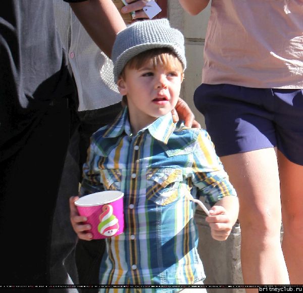 Бритни с сыном гуляет в Голливуде10.jpg(Бритни Спирс, Britney Spears)