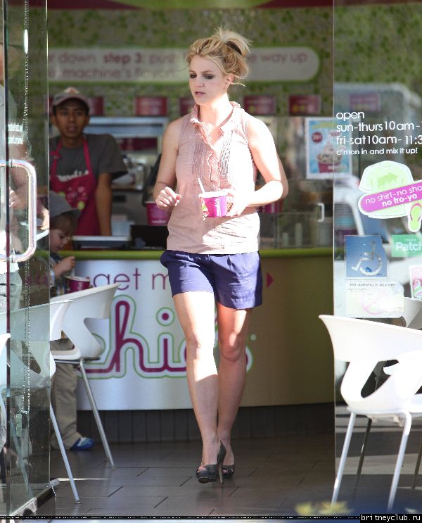 Бритни с сыном гуляет в Голливуде14.jpg(Бритни Спирс, Britney Spears)