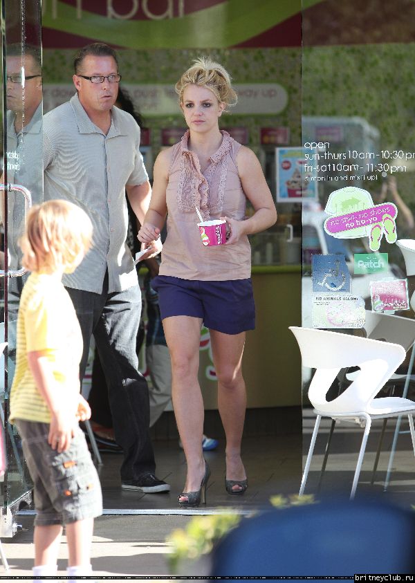 Бритни с сыном гуляет в Голливуде15.jpg(Бритни Спирс, Britney Spears)