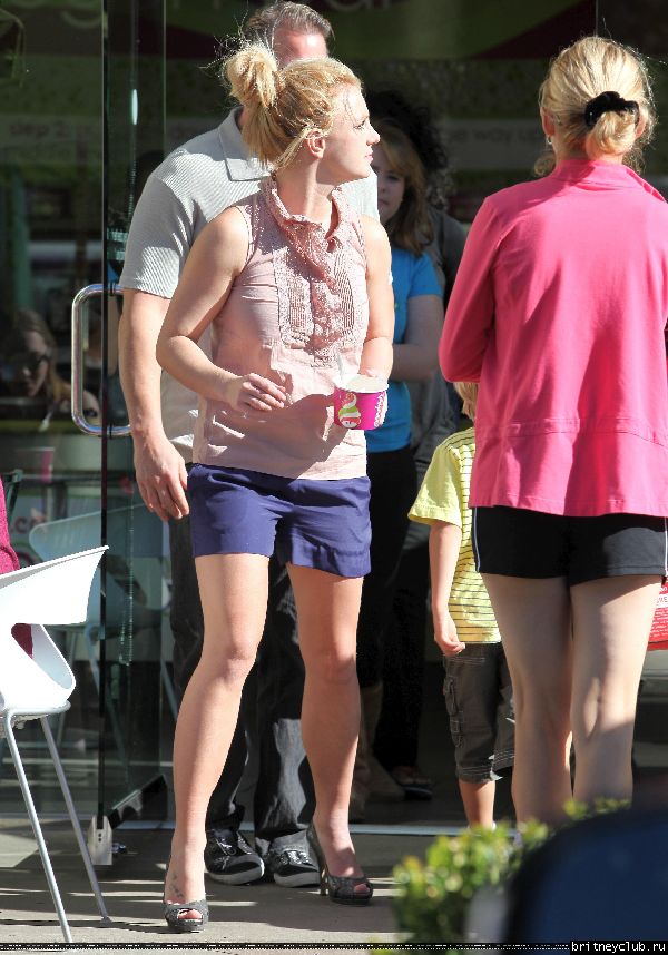 Бритни с сыном гуляет в Голливуде16.jpg(Бритни Спирс, Britney Spears)