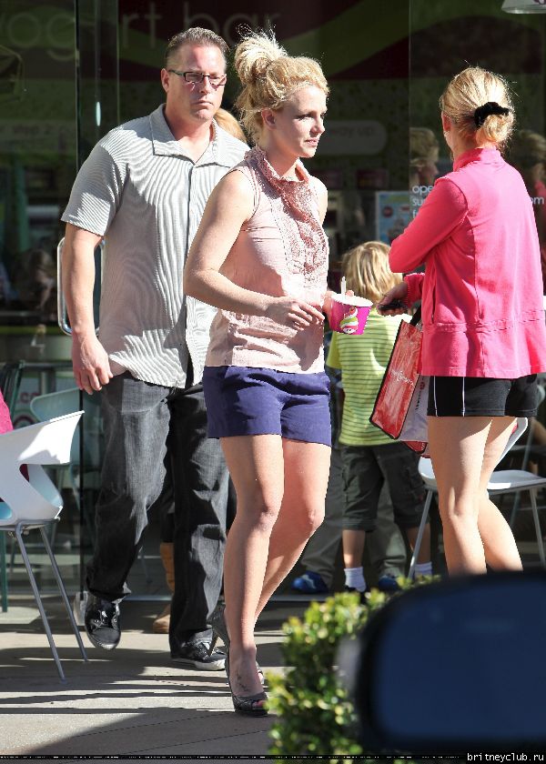 Бритни с сыном гуляет в Голливуде17.jpg(Бритни Спирс, Britney Spears)