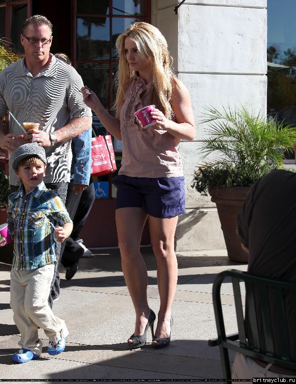 Бритни с сыном гуляет в Голливуде18.jpg(Бритни Спирс, Britney Spears)