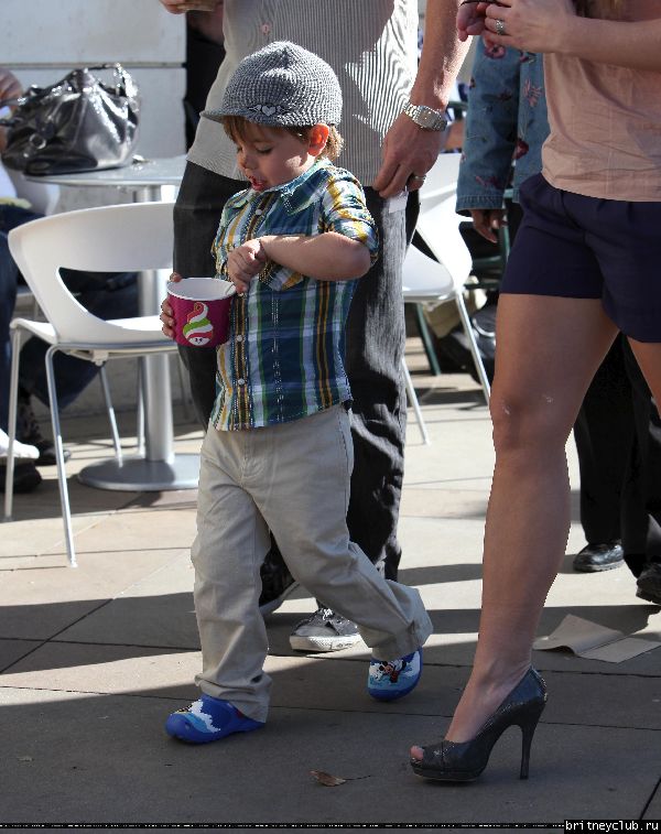 Бритни с сыном гуляет в Голливуде19.jpg(Бритни Спирс, Britney Spears)