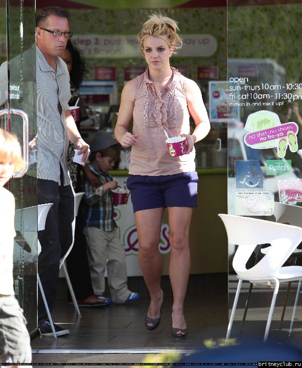 Бритни с сыном гуляет в Голливуде21.jpg(Бритни Спирс, Britney Spears)