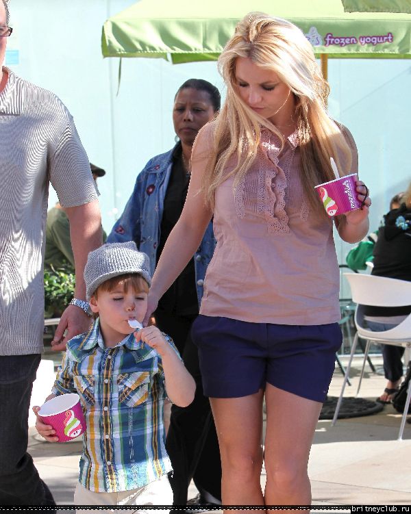 Бритни с сыном гуляет в Голливуде23.jpg(Бритни Спирс, Britney Spears)
