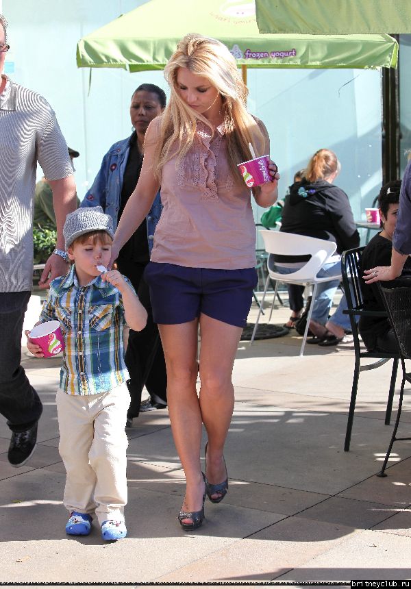 Бритни с сыном гуляет в Голливуде24.jpg(Бритни Спирс, Britney Spears)