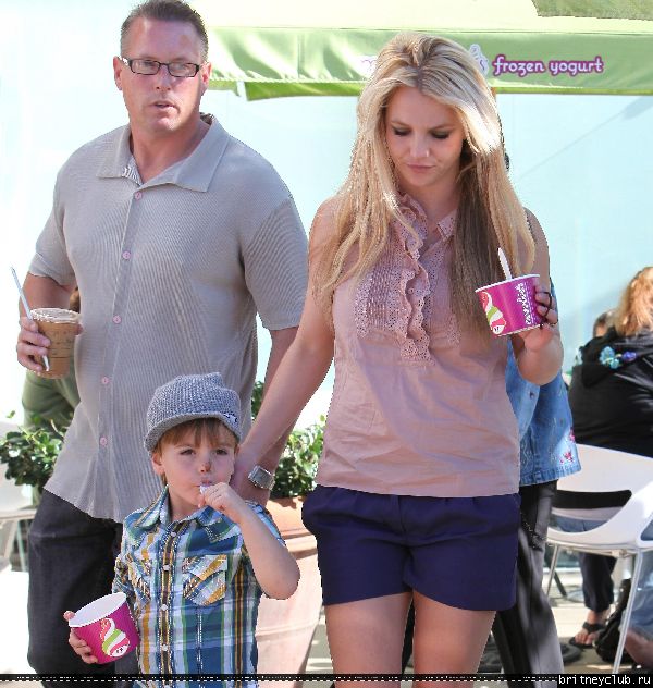 Бритни с сыном гуляет в Голливуде25.jpg(Бритни Спирс, Britney Spears)