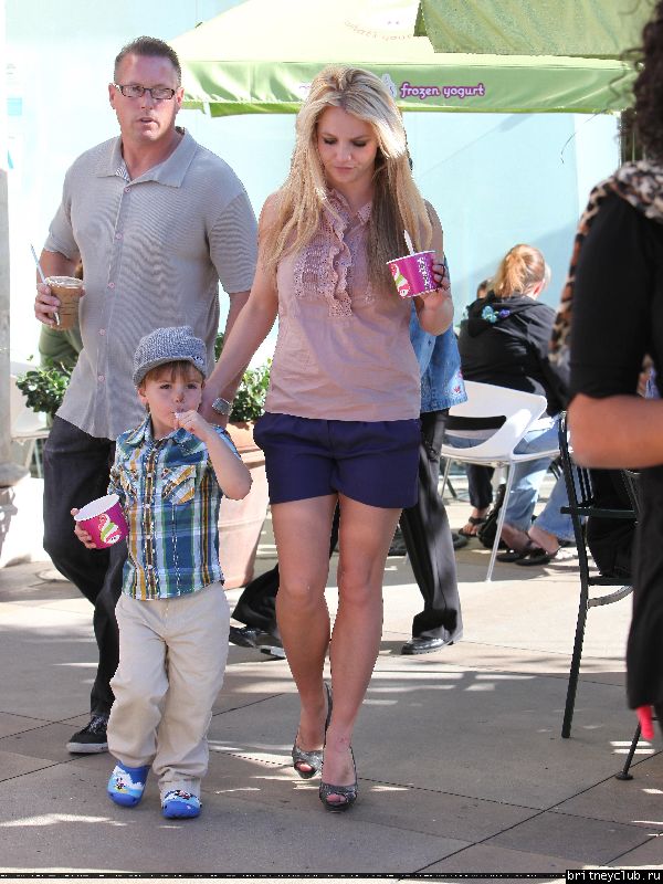 Бритни с сыном гуляет в Голливуде26.jpg(Бритни Спирс, Britney Spears)