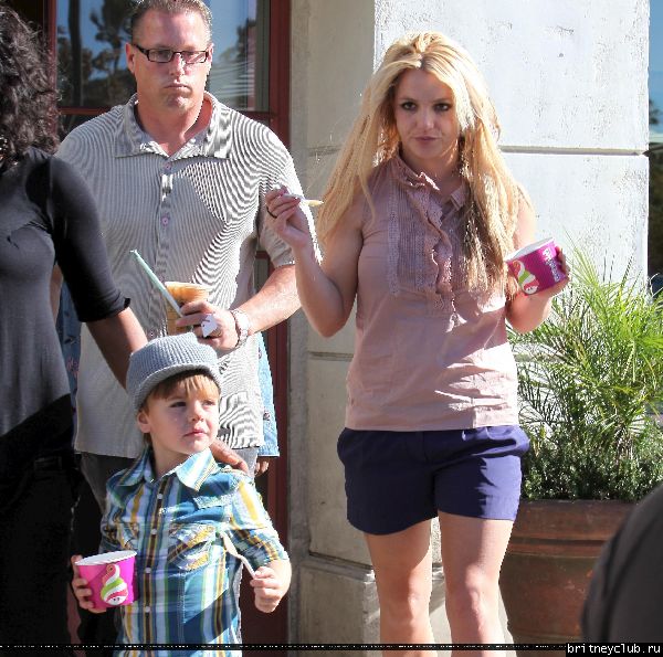 Бритни с сыном гуляет в Голливуде27.jpg(Бритни Спирс, Britney Spears)