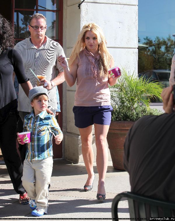 Бритни с сыном гуляет в Голливуде28.jpg(Бритни Спирс, Britney Spears)