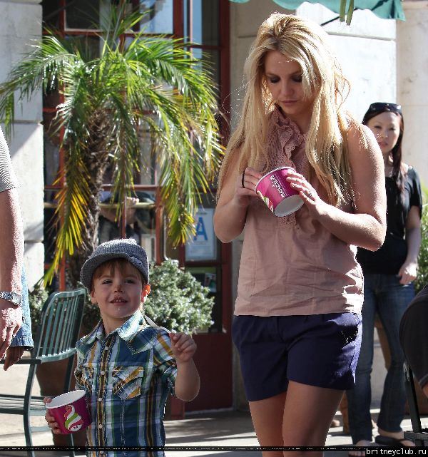 Бритни с сыном гуляет в Голливуде29.jpg(Бритни Спирс, Britney Spears)