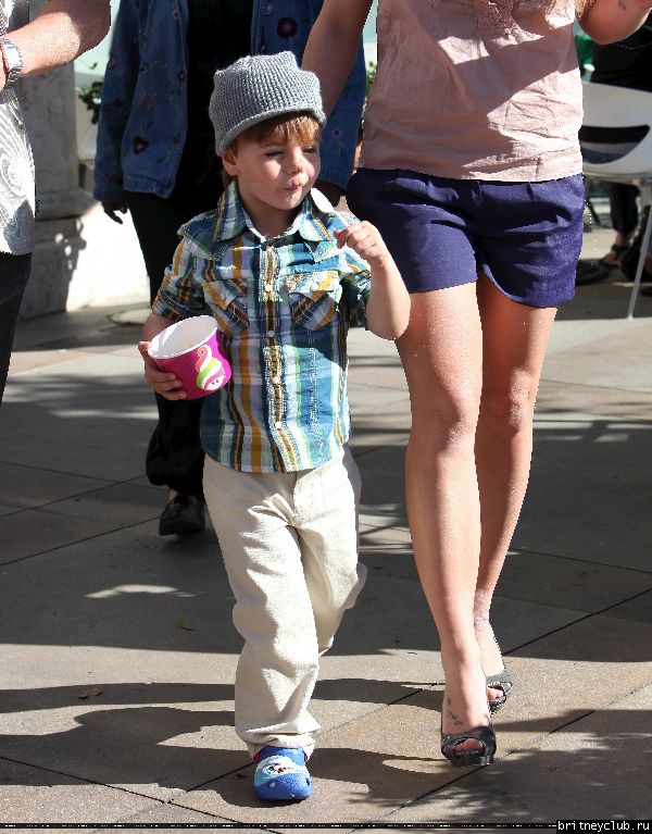 Бритни с сыном гуляет в Голливуде32.jpg(Бритни Спирс, Britney Spears)