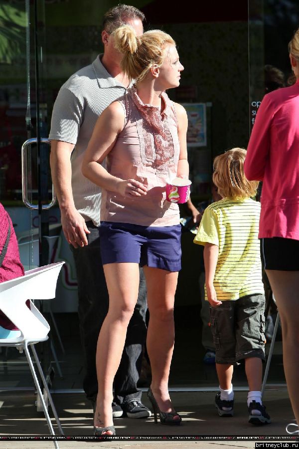 Бритни с сыном гуляет в Голливуде52.jpg(Бритни Спирс, Britney Spears)