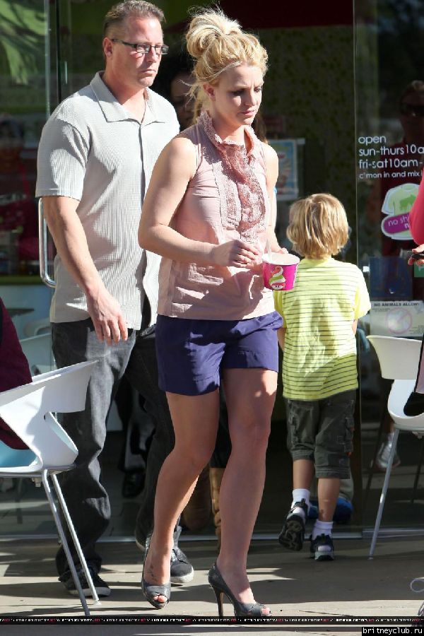Бритни с сыном гуляет в Голливуде53.jpg(Бритни Спирс, Britney Spears)