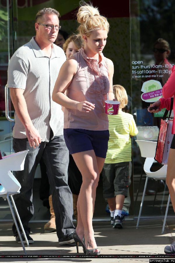 Бритни с сыном гуляет в Голливуде54.jpg(Бритни Спирс, Britney Spears)