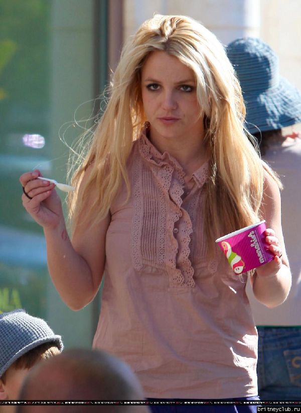 Бритни с сыном гуляет в Голливуде55.jpg(Бритни Спирс, Britney Spears)