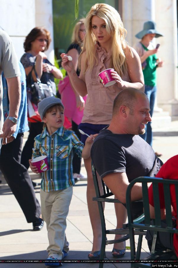 Бритни с сыном гуляет в Голливуде56.jpg(Бритни Спирс, Britney Spears)