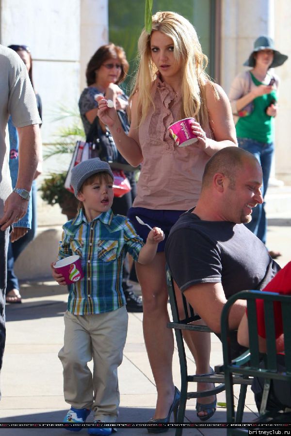 Бритни с сыном гуляет в Голливуде57.jpg(Бритни Спирс, Britney Spears)