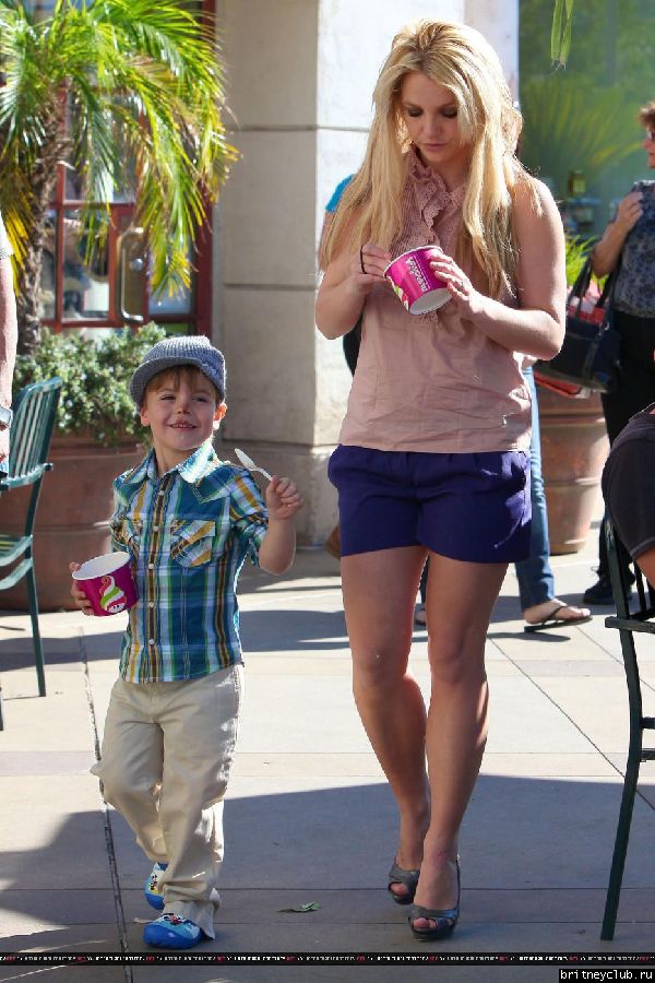 Бритни с сыном гуляет в Голливуде65.jpg(Бритни Спирс, Britney Spears)