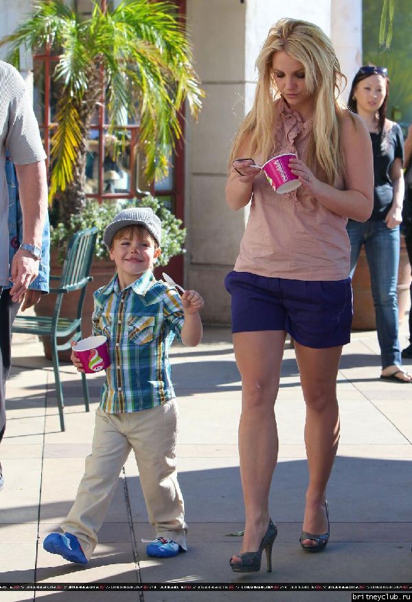 Бритни с сыном гуляет в Голливуде66.jpg(Бритни Спирс, Britney Spears)