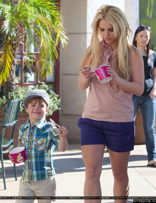 Бритни с сыном гуляет в Голливуде67.jpg(Бритни Спирс, Britney Spears)