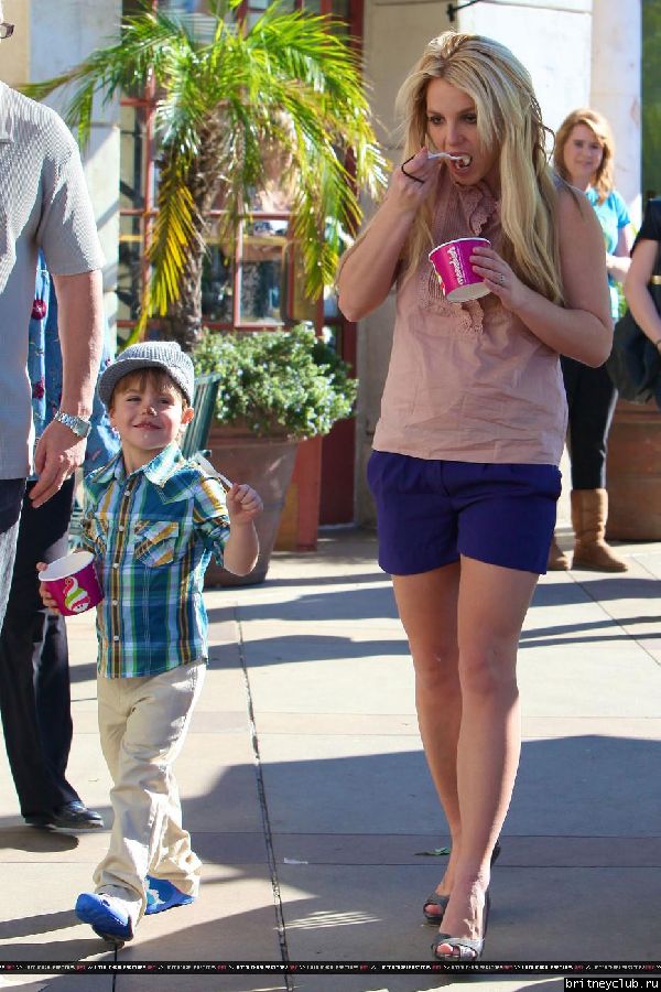 Бритни с сыном гуляет в Голливуде69.jpg(Бритни Спирс, Britney Spears)