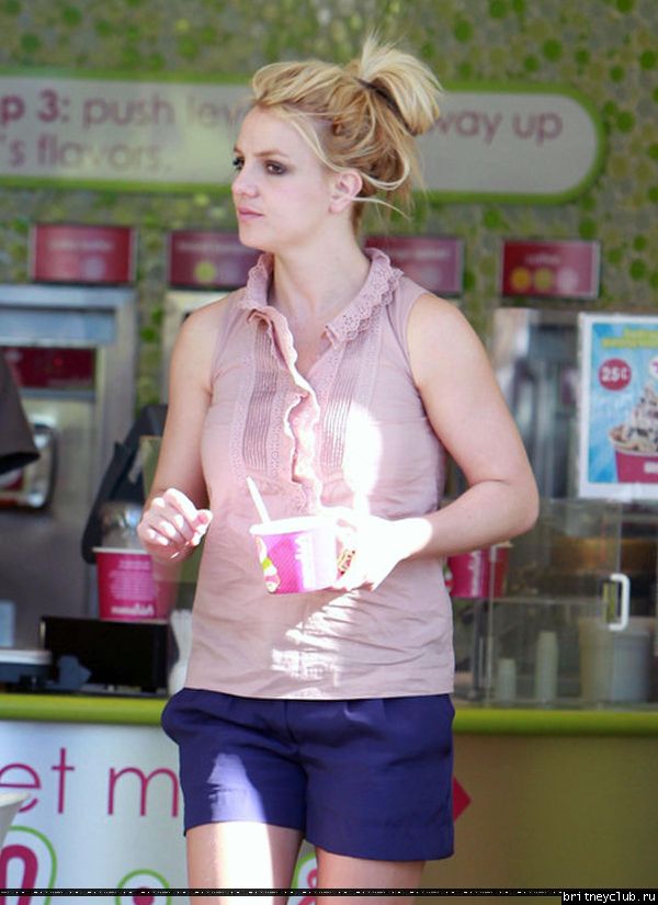 Бритни с сыном гуляет в Голливуде72.jpg(Бритни Спирс, Britney Spears)