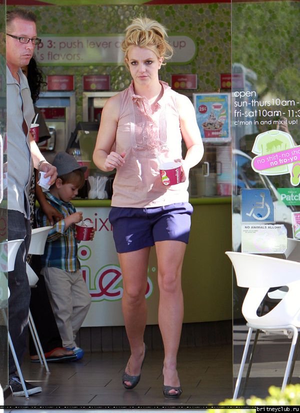 Бритни с сыном гуляет в Голливуде73.jpg(Бритни Спирс, Britney Spears)