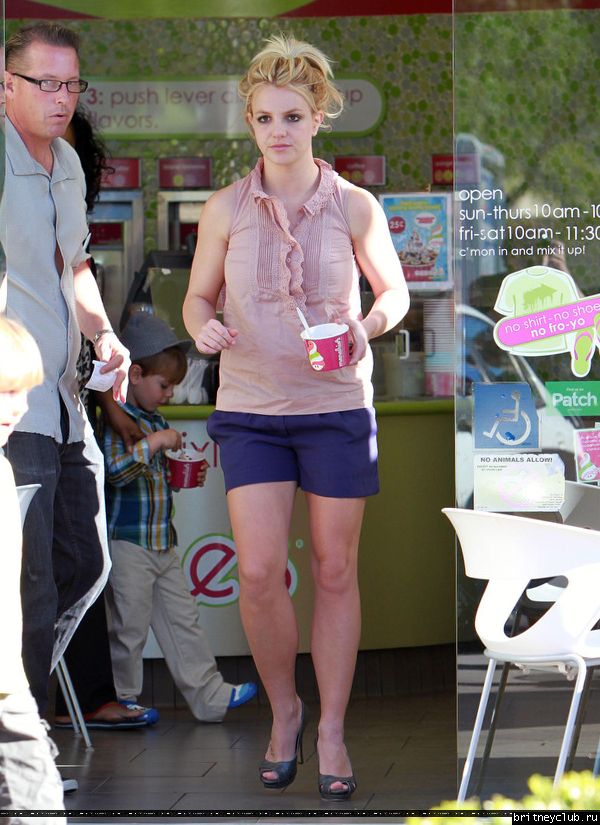Бритни с сыном гуляет в Голливуде74.jpg(Бритни Спирс, Britney Spears)