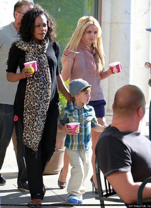 Бритни с сыном гуляет в Голливуде76.jpg(Бритни Спирс, Britney Spears)