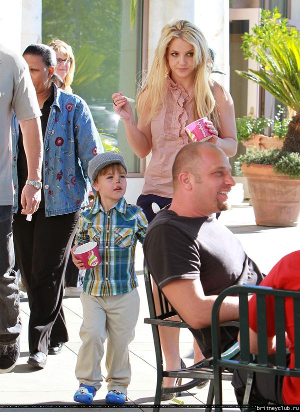 Бритни с сыном гуляет в Голливуде77.jpg(Бритни Спирс, Britney Spears)