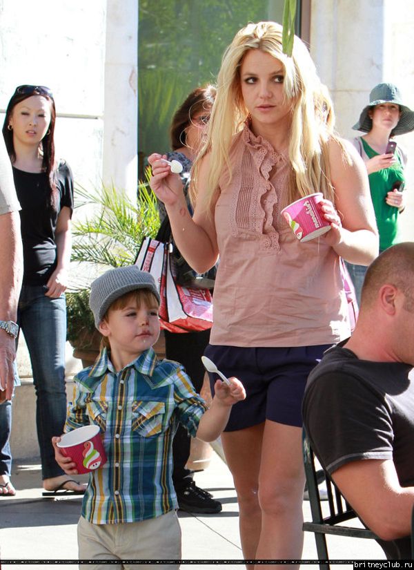 Бритни с сыном гуляет в Голливуде78.jpg(Бритни Спирс, Britney Spears)