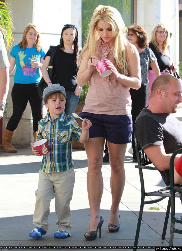 Бритни с сыном гуляет в Голливуде79.jpg(Бритни Спирс, Britney Spears)