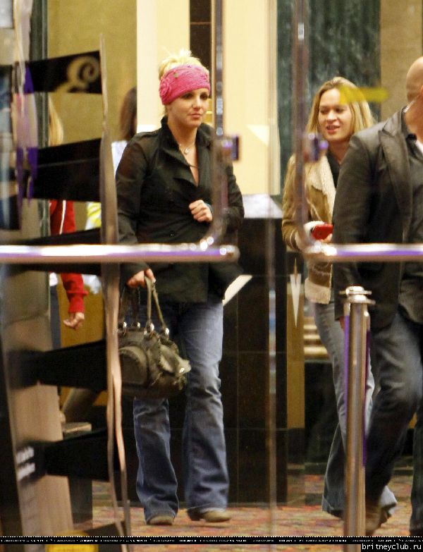 Бритни посещает кинотеатр в Калабасасе06.jpg(Бритни Спирс, Britney Spears)
