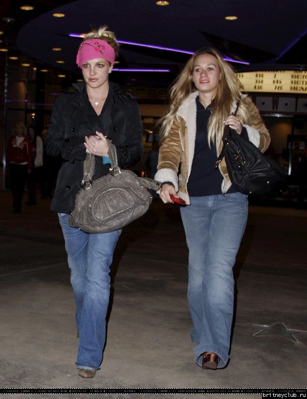 Бритни посещает кинотеатр в Калабасасе10.jpg(Бритни Спирс, Britney Spears)