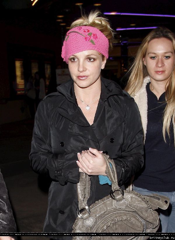 Бритни посещает кинотеатр в Калабасасе25.jpg(Бритни Спирс, Britney Spears)