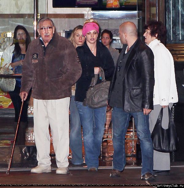 Бритни посещает кинотеатр в Калабасасе71.jpg(Бритни Спирс, Britney Spears)