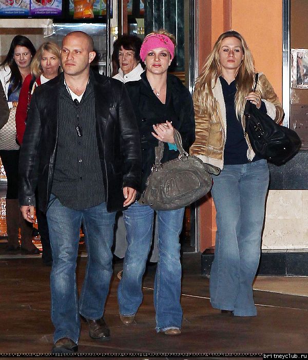 Бритни посещает кинотеатр в Калабасасе72.jpg(Бритни Спирс, Britney Spears)