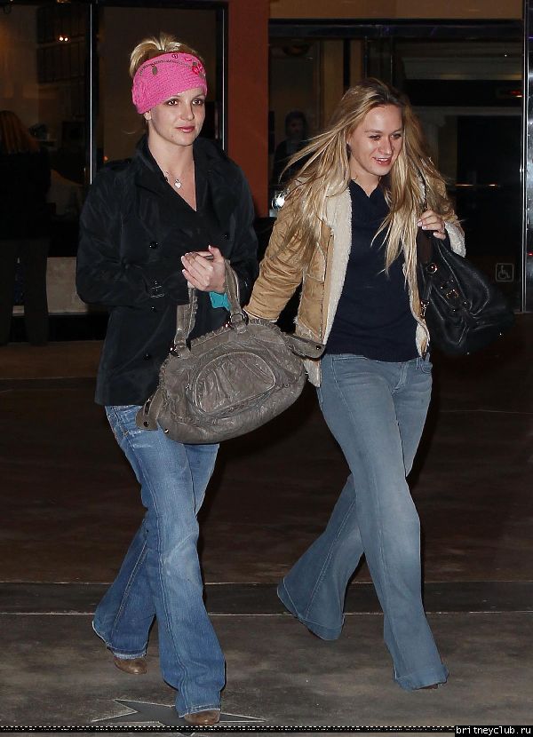 Бритни посещает кинотеатр в Калабасасе74.jpg(Бритни Спирс, Britney Spears)