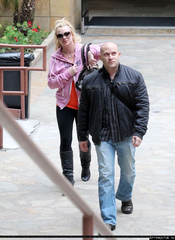 Бритни посещает студию танца в Голливуде12.jpg(Бритни Спирс, Britney Spears)