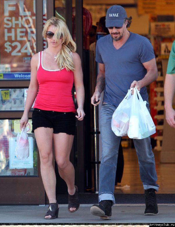 Бритни делает покупки в Калабасасе01.jpg(Бритни Спирс, Britney Spears)