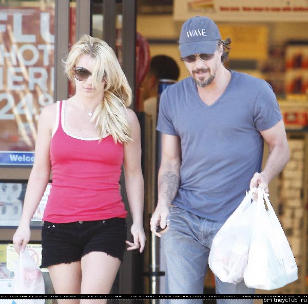 Бритни делает покупки в Калабасасе16.jpg(Бритни Спирс, Britney Spears)